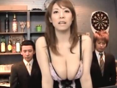 母乳バーの巨乳店員が店内で客にチンポをねじ込まれ悶絶昇天巨乳人妻3Pのエロ動画