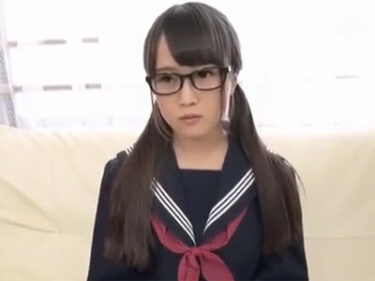 制服姿の眼鏡JKがおっさんチンポで生中出しされて着床アクメ女子校生美少女めがね中出しのエロ動画