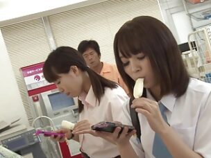 コンビニで挿入されても中出しされても気づかない女子校生ｗ女子校生美少女中出しのアダルト動画