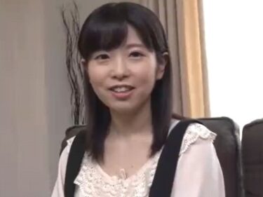 可愛い顔に強制イラマ→微笑みながらも肉便器に成り下がる美少女美少女童顔乱交の無料AV