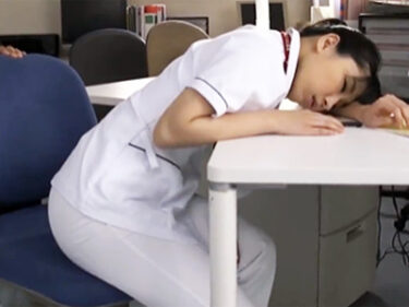 夜勤中に疲れて居眠りする巨乳看護師を犯す患者ｗ巨乳ナースレイプのエロ動画