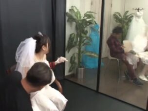 ウェディングドレスを試着に来た花嫁がマジックミラー越しに寝取られてガチレイプ！コスプレレイプ盗撮の無料AV│ピンクの穴