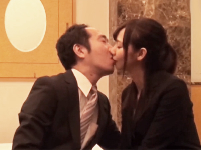 SEX出来たら20万円！おっさん上司と美少女部下に破けるコンドーム渡してモニタリングｗｗ素人美少女OL中出し盗撮のアダルト無料動画