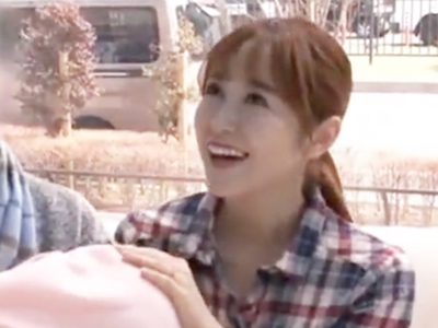 素股から生挿入されるも感じまくりな美人妻素人人妻中出しのエロ動画