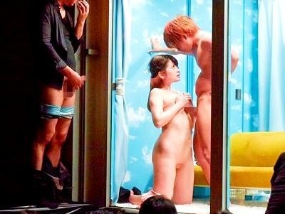 全く外から見られているなんて思っていない学生時代のマドンナが同級生の前でｗ巨乳素人パイズリ露出のアダルト動画