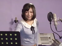 激カワな声優がアフレコ中にパコられるｗ美少女顔射3Pのアダルト動画