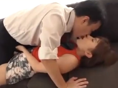 旦那の留守中に人妻マンコに不倫チンポ挿入中出し→途中で旦那が帰ってきた結果ｗ巨乳素人人妻中出しのエロアダルト動画