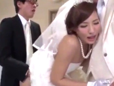 結婚式会場で始まる公開近親相姦ｗ花嫁も親戚も見ている中で証明される壮大な家族愛巨乳お姉さん近親相姦乱交のアダルト動画
