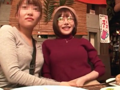 眼鏡の似合うサブカル系女子が居酒屋の中でこっそりフェラチオ抜き美少女痴女めがねフェラ手コキのアダルト動画