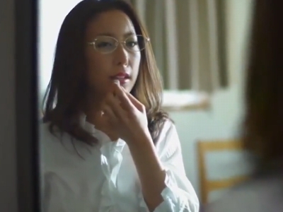 いつもは強気のメガネ上司が…不倫関係に溺れていく様人妻OLめがねのポルノ動画