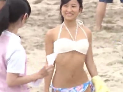 明るくて可愛いビキニ美女の日焼け肌を潤す中出しパコ素人美少女水着のAV無料動画