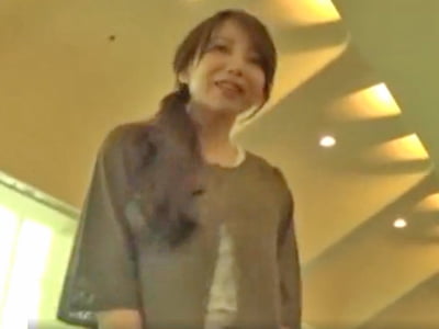 超美形妻がイケメンに後ろから抱かれてうっとり絶頂！巨乳素人人妻のアダルト動画
