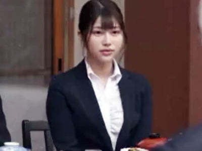 美少女OLが仕事をそっちのけで出張先の旅館で上司と四六時中ハメ三昧ｗ美少女痴女OL顔射のアダルト動画