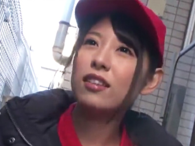 宅配ピザ注文したら可愛いデリバリースタッフが来たので玄関で凌辱ｗ美少女レイプ顔射のポルノ動画