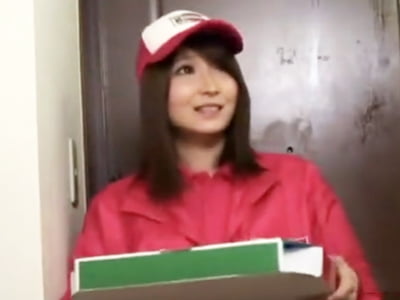 ピザ配達にやって来たアイドル顔娘を玄関先で襲ってパコ！素人美少女痴女のアダルトビデオ動画