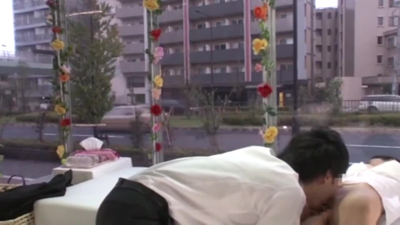 お金に目がくらんだOLさんが同僚チンポをカメラの前で受け入れ！素人お姉さんOLハメ撮りのSEX動画