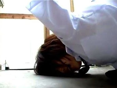 突然2人組の男に襲われ手錠で拘束…鍵は膣内に隠されてしまう！レイプ美少女のアダルト動画