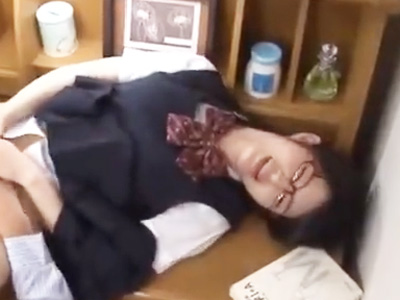 親がいない間に教え子を輪姦！欲望のままに腰を打ちつける最低な家庭教師美少女妹めがね顔射のエロ動画