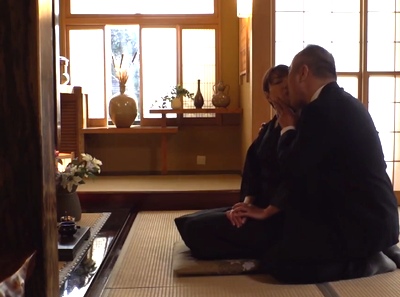 未亡人妻が旦那の遺影の前で義父に寝取られる近親相姦人妻近親相姦のAV無料動画