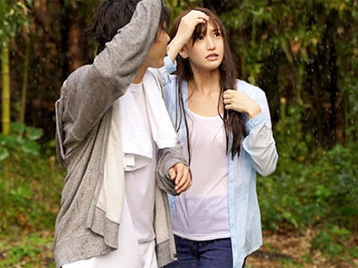 BBQ中に突然のゲリラ豪雨に襲われ遭難小屋で朝まで二人きりになり‥巨乳美少女顔射のアダルト動画
