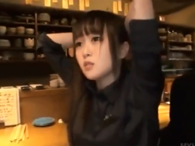 居酒屋の看板娘をナンパ→店内で速攻顔射3P！素人美少女顔射ナンパ3Pのエロ動画