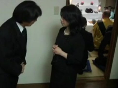 夫の葬儀の傍らで隠れて不倫相手に中出しパコらせてるゲス人妻人妻熟女中出し露出のアダルト動画