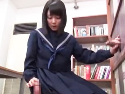 飛び出るおちんちんに興味津々な美少女JKがフェラでは足りずにパンツをずらして‥ｗ女子校生美少女中出しフェラのアダルト動画