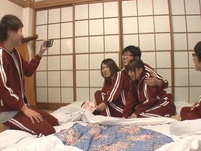 修学旅行中のJKたちが…同級生たちとエロバナ→感度が高まって乱交に発展！巨乳女子校生美少女ロリ乱交のエロ動画