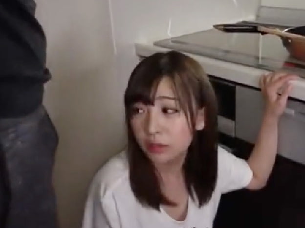 友達がリビングにいるのにキッチンでヌキ強要される美少女美少女ロリフェラ手コキ佐々波綾のアダルト動画