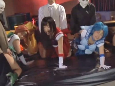 セーラー戦士を捕獲成功！5人まとめて中出しレイプやっちゃいましたｗ女子校生美少女コスプレ中出しレイプのエロ動画
