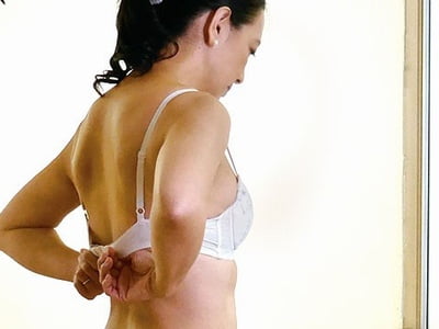 夫婦喧嘩で家を飛び出してきた隣の奥さん！壁1枚の向こうに旦那がいるのに…若チンポとイケナイ情事痴女人妻熟女服部圭子のアダルト動画