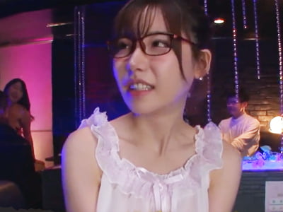 鬼クソカワイイキャバ嬢が店内でこっそりパコってくれて特濃ザーメン発射不可避！美少女お姉さん痴女深田えいみのアダルト動画