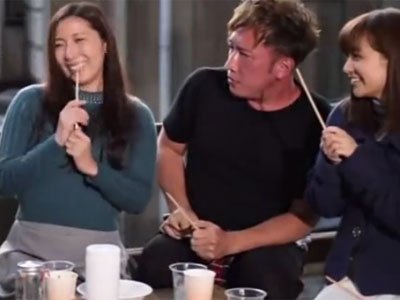 美人妻たちが旦那に隠れて王様ゲーム→罰の流れで顔射パコ展開巨乳人妻顔射のエロ動画