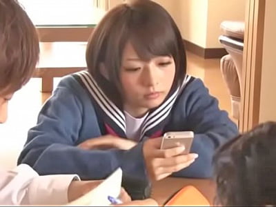 友達の妹にコタツの中でイタズラして中出し女子校生美少女中出しの無料AV動画