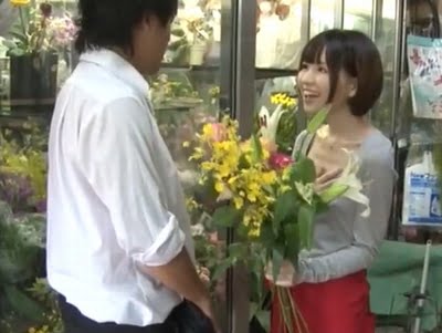 花屋で働く美少女がノーブラ乳首ポッチ！しかも自分から誘ってくる露出狂ｗ美少女痴女のエロ動画
