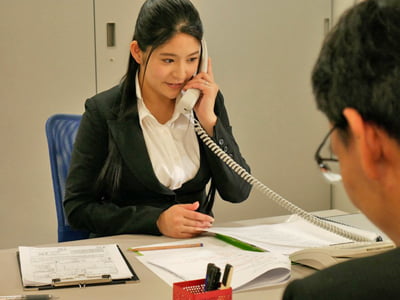 電話だけじゃ飽きたらなくなり電話相談室の人妻を犯す孤独な男巨乳人妻OL中出しめぐりの無料セックス動画