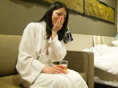 電マ使いながらの他人棒挿入でマジ逝きする寝取られ若妻素人人妻ハメ撮りのアダルト動画