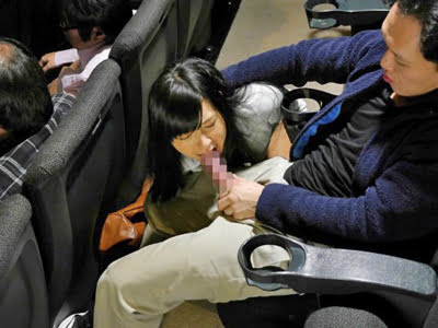 映画館で突然痴漢陵辱されるOL→拒絶する心と裏腹に激イキ！巨乳美少女乱交小倉奈々のアダルト動画