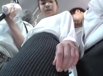 ミニスカOLがバスで狙われ痴漢→汗だくムラムラになって反撃に出た痴女がお掃除フェラまでｗ巨乳痴女OL痴漢のアダルト動画