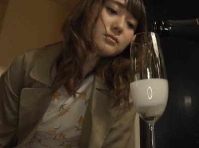 美人妻とシャンパンを飲みながらドロドロSEX→旦那の事なんて1ミリも思っていない奥様と顔射ハメ撮り巨乳素人人妻顔射ハメ撮りのアダルト動画