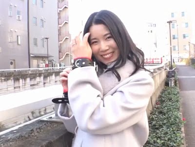 見た目清楚そうに見えるのに手錠に露出調教で感じる変態ビッチ！巨乳素人痴女のアダルト動画