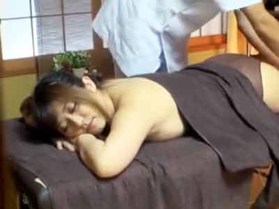 マッサージ客のJDを媚薬オイルで痴女化させ次々と犯し倒す鬼畜整体師巨乳素人中出しレイプのエロ動画