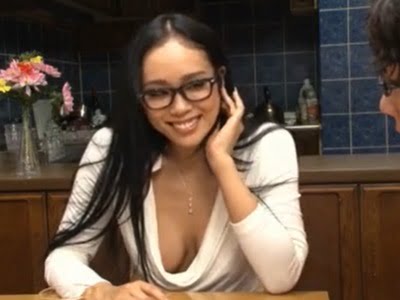 普段からノーブラで乳首見えそうな黒ギャルに誘われて家族がいるのに痴女られSEX巨乳ギャル痴女めがねのアダルト動画