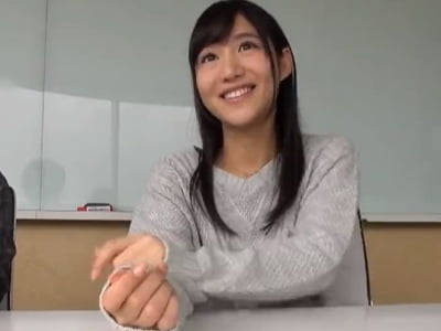 空気椅子ゲームに失敗して彼氏の前で寝取られちゃった素人娘素人お姉さん中出しの無料アダルト動画