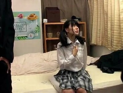 同級生カップルがイジメられっ子の部屋にきてSEX→彼氏よりもデカい巨根を見せつけてNTRパコ！女子校生美少女のセックス動画
