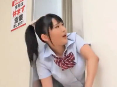 エレベーターに挟まれてしまったJKをレイプ女子校生美少女レイプのアダルト動画
