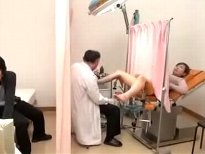 悪徳婦人科に念入りに調べられる妻…旦那の前で挿入されてお互いに相手のSEXを見ながら中出し絶頂！巨乳人妻中出し盗撮のAV無料動画