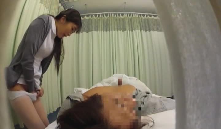患者チンポの勃起に発情→勝手に挿入する痴女ナースｗお姉さん痴女看護婦フェラレイプのAV無料動画