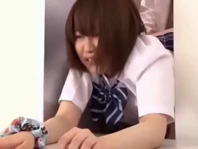 エレベーターに挟まったJKを後ろから好き放題ハメ倒し女子校生美少女レイプのポルノ無料動画