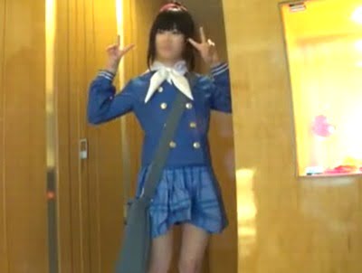 細見スレンダーな天然美少女系のレイヤーさんと2人っきりの部屋でオフハメ撮り素人美少女コスプレハメ撮りのアダルト動画